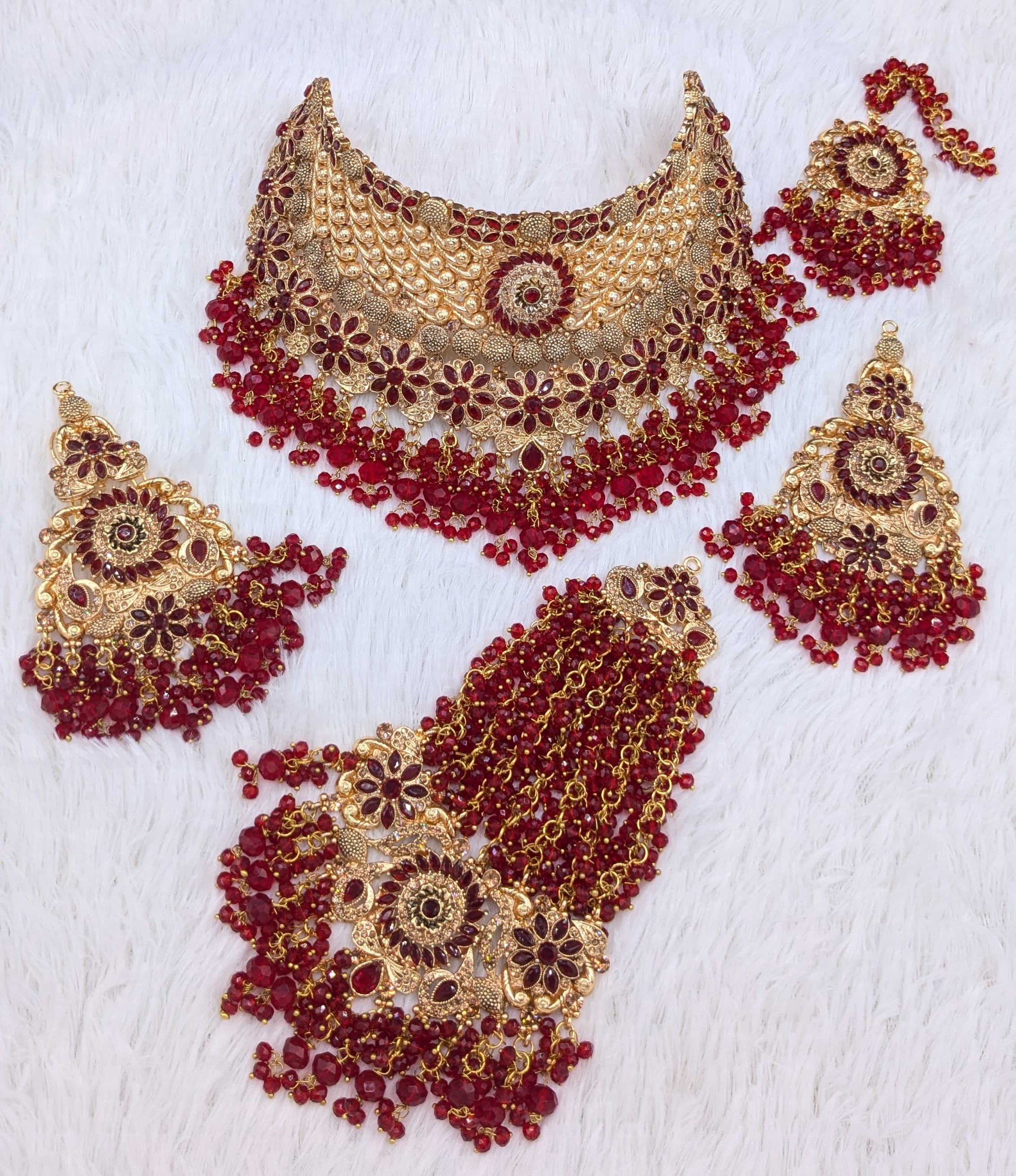 Manjos Bridal set 👰
Zarqon & Polki Work 💎 
With Tikka & Jummar 📿